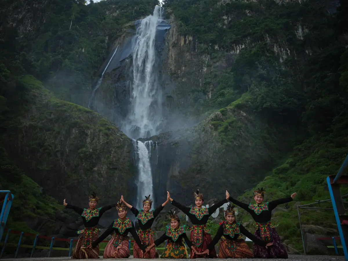 Planting of various species, such as MPTS (Multi Purpose Tree Species) and timber trees, in the Lake Toba catchment area